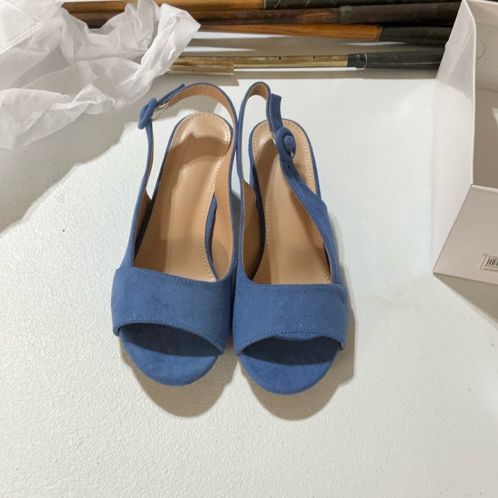 Women’s low-heel, suede sandal in a beautiful periwinkle color.  NEVER WORN!